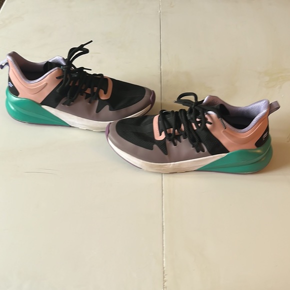 Women’s Fabletics, tennis shoes size 9 1/2 - Picture 2 of 4